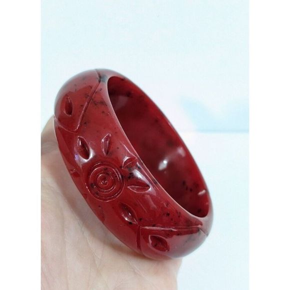 Red And Black Speckled Plastic Flower Bangle Bracelet - Picture 3 of 6